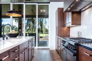 Kitchen with a sliding quadruple glass pocket door